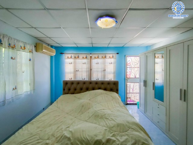 *****ทาวน์เฮ้าส์มือสองกรุงเทพมหานคร หมู่บ้าน พระปิ่น2 บรมราชชนนี #หลังมุม เนื้อที่กว้างขวางถึง 32.5 ตร.ว. ฟังก์ชัน 3 ห้องนอน 2 ห้องน้ำ 2 ที่จอดรถ บ้านต่อเติมเต็ม พร้อมเข้าอยู่ แถมฟรี! 3 เครื่องปรับอากาศ บนทำเลแห่งการเดินทาง ใกล้มหาวิทยาลัยมหิดล และทางด่วน "ศรีรัช"